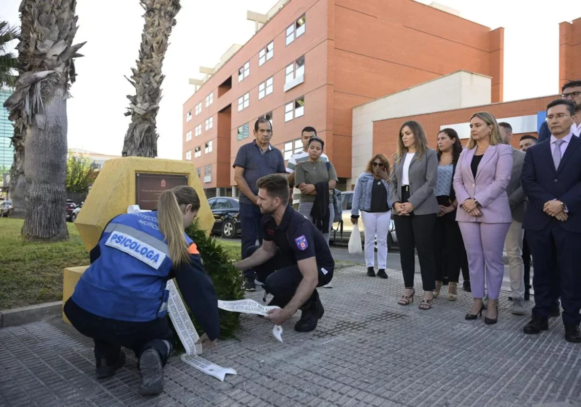 El Ayuntamiento de Murcia honra a las víctimas de la tragedia de Atalayas en un acto sin apenas familiares