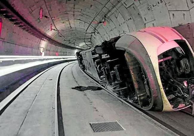 Estado en el que quedó el tren que descarriló el sábado entre las estaciones madrileñas de Chamartín y Atocha.