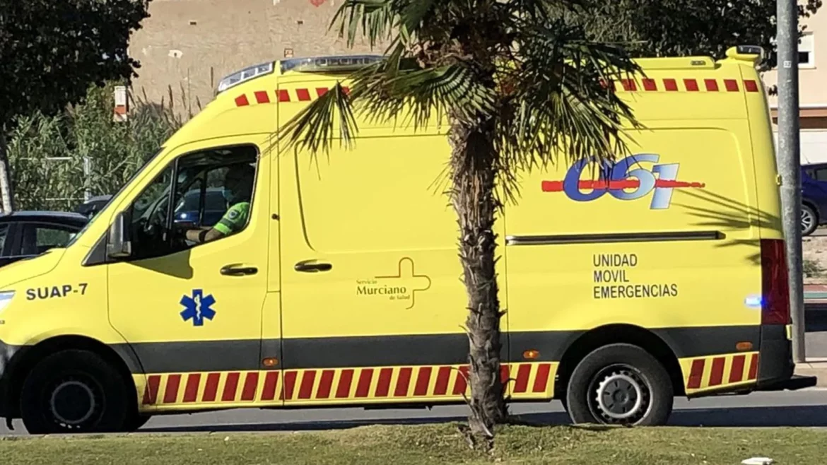 Evacuados tres adultos y un menor por el incendio de un contenedor en Totana