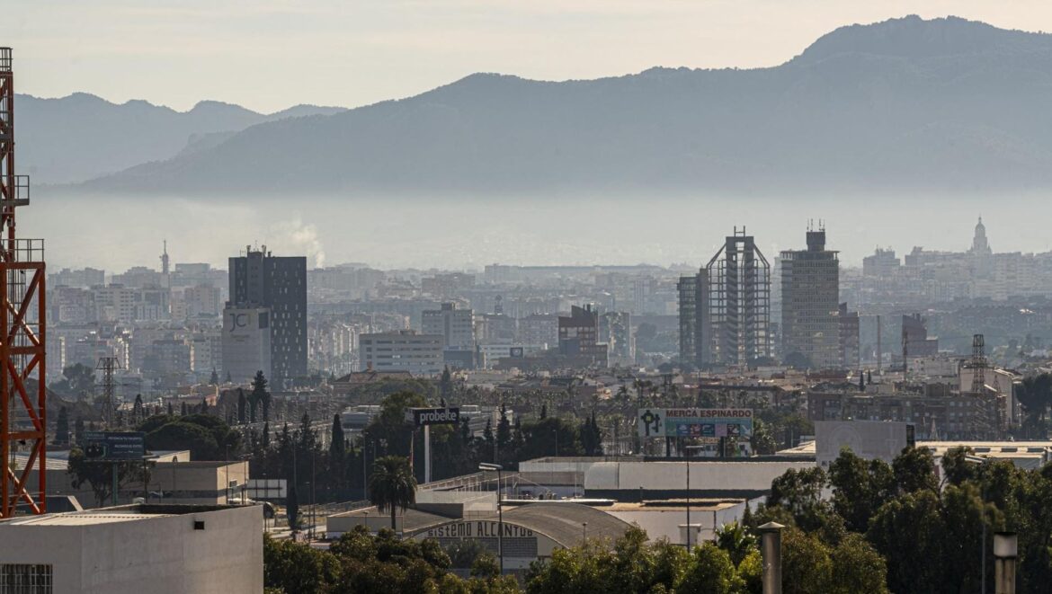 El polvo en suspensión dispara la contaminación atmosférica en la Región este lunes