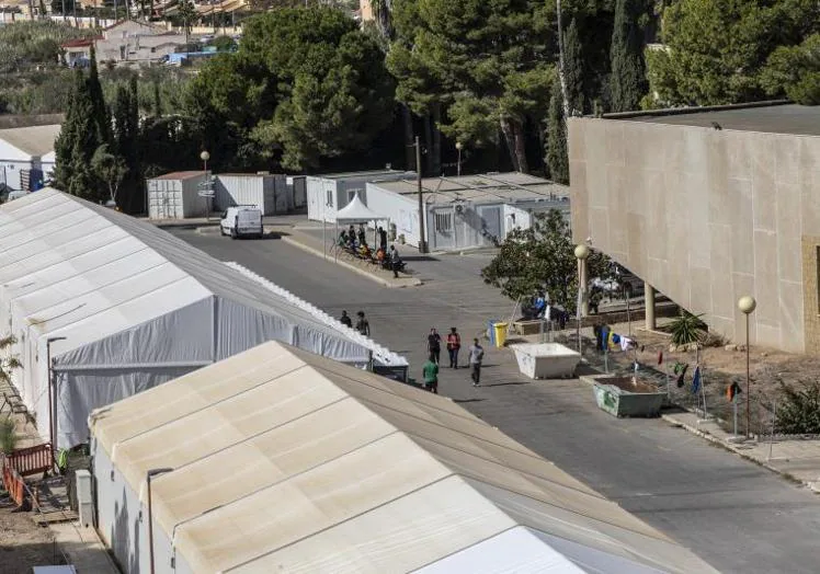 Carpas e instalaciones prefabricadas desplegadas en el campamento del Naval, en Cartagena.