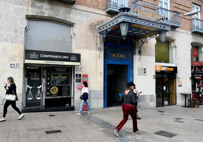 Fachada del edificio del antiguo Hotel Victoria, con varios negocios en funcionamiento.