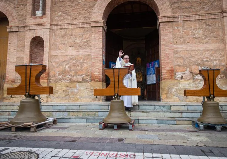 El párroco, José Antonio Gea, bendice los tres instrumentos a su regreso al templo arciprestal.