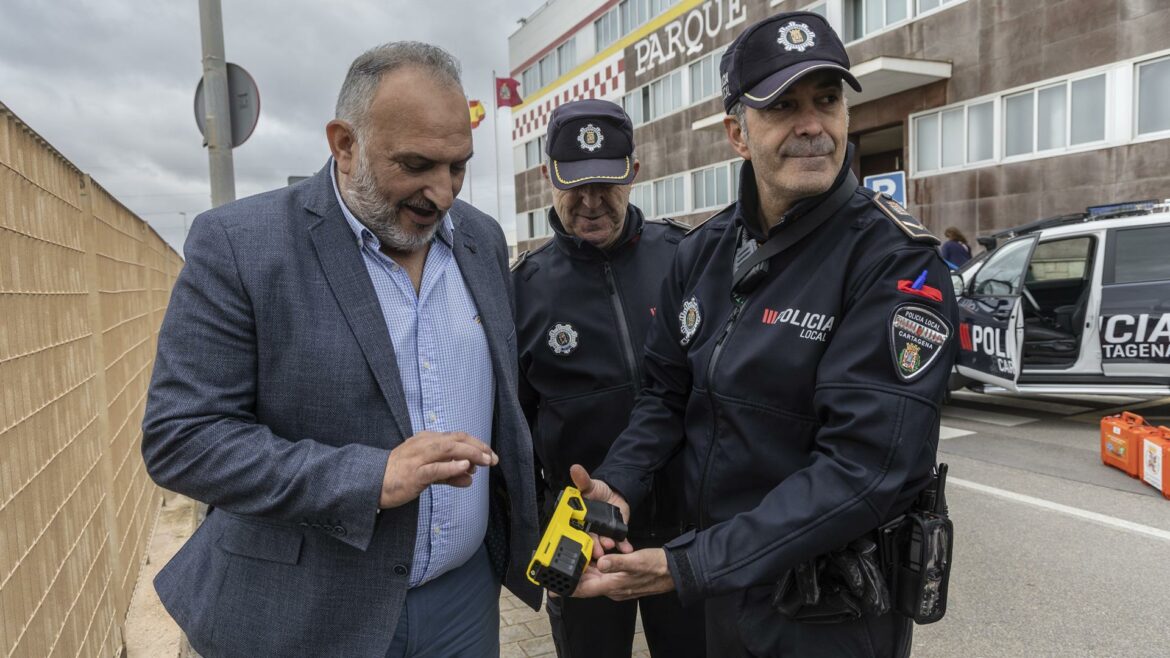 La Policía Local de Cartagena suma nuevos recursos con 4 coches patrulla, 2 quads y 2 pistolas táser