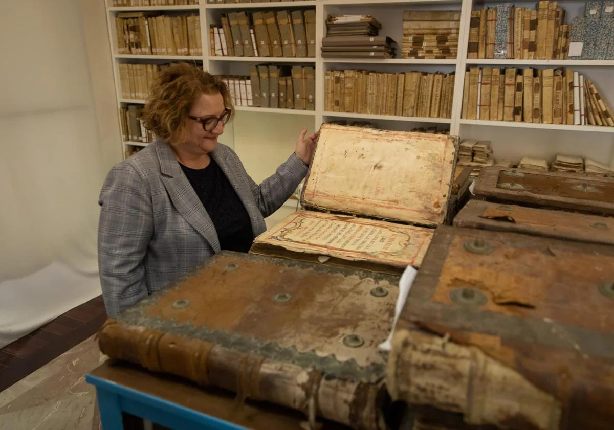 Imagen principal - La profesora Inmaculada Dolón imparte su taller y muestra a los presentes algunas de las partituras más valiosas del archivo.