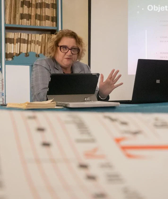 Imagen secundaria 2 - La profesora Inmaculada Dolón imparte su taller y muestra a los presentes algunas de las partituras más valiosas del archivo.