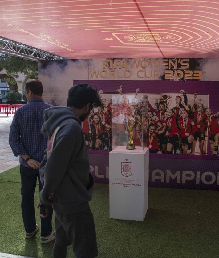 Imagen secundaria 2 - Unos niños jugando ayer en la 'Fan Zone' de la selección española femenina instalada en la plaza Juan XXIII de Cartagena. 