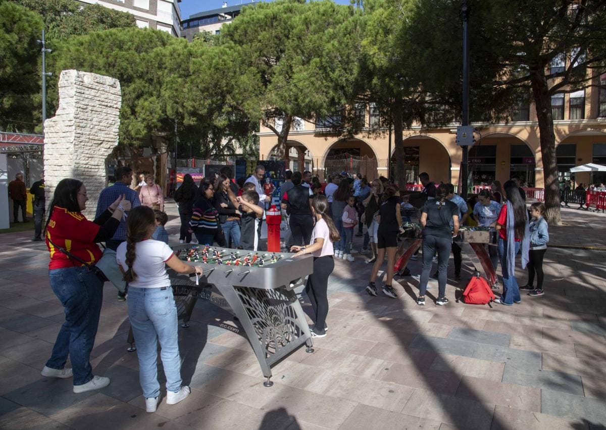 Imagen secundaria 1 - Unos niños jugando ayer en la 'Fan Zone' de la selección española femenina instalada en la plaza Juan XXIII de Cartagena. 