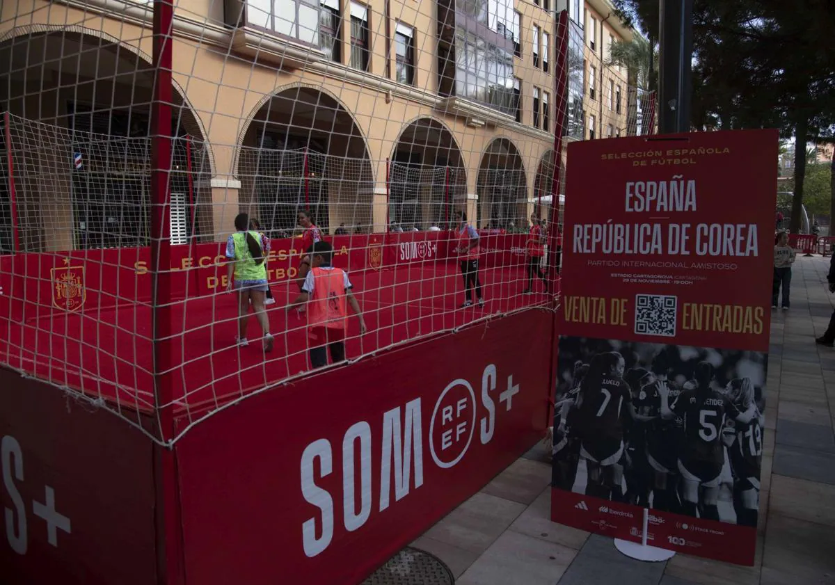 Imagen principal - Unos niños jugando ayer en la 'Fan Zone' de la selección española femenina instalada en la plaza Juan XXIII de Cartagena. 