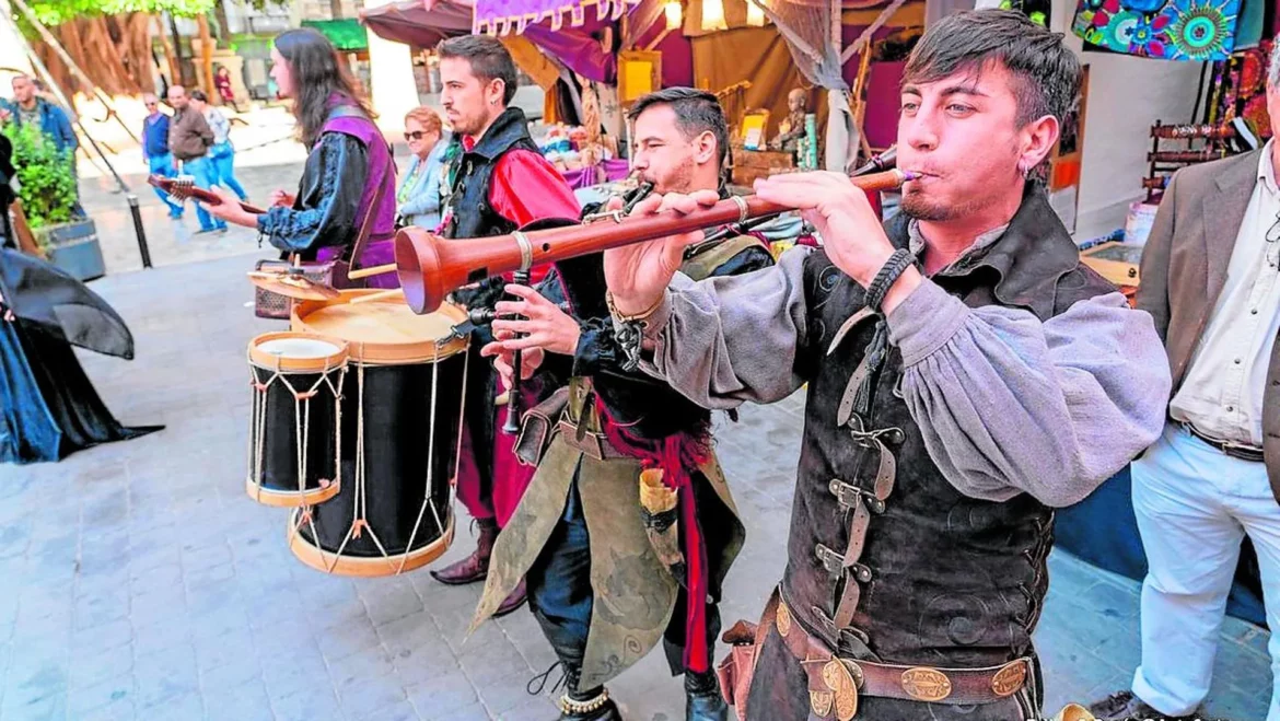 Un centenar de artesanos venden sus productos en el mercado medieval de Cartagena