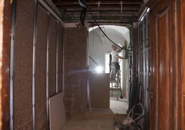 Un electricista prepara la instalación, en la entrada al edificio.