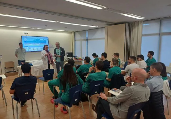 Los participantes en el curso de Soporte Vital Avanzado, en una sala del hospital Santa Lucía.