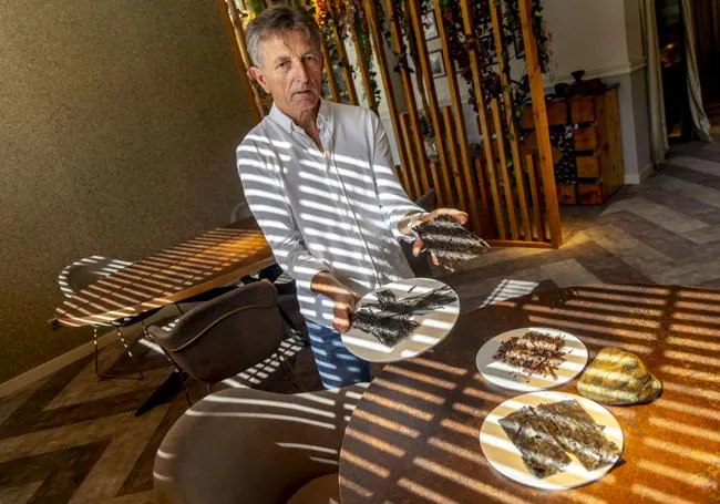 Clemente Gómez, padre de la estrella Michelin María Gómez (Magoga), muestra en el restaurante de su hija algunas de las algas con las que prepara su arroz los domingos.