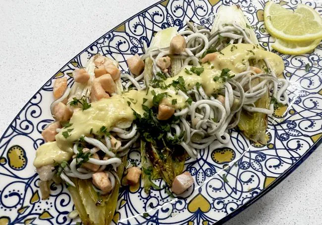 Endibias con gulas y salmón al roquefort