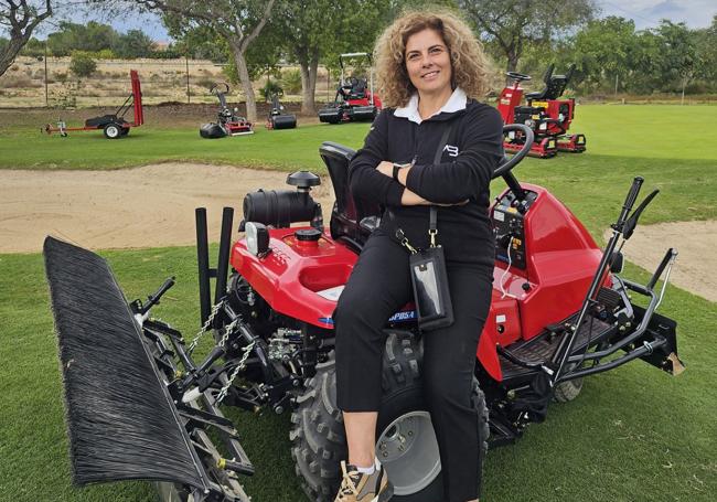 Ana Belén Sarria junto a una de sus máquinas.