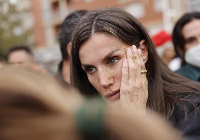 La Reina se limpia la cara durante los incidentes de Paiporta