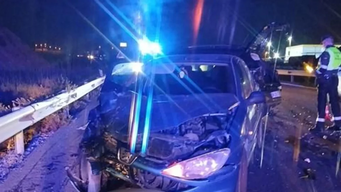 Un conductor kamikaze se da a la fuga tras provocar un accidente en Molina