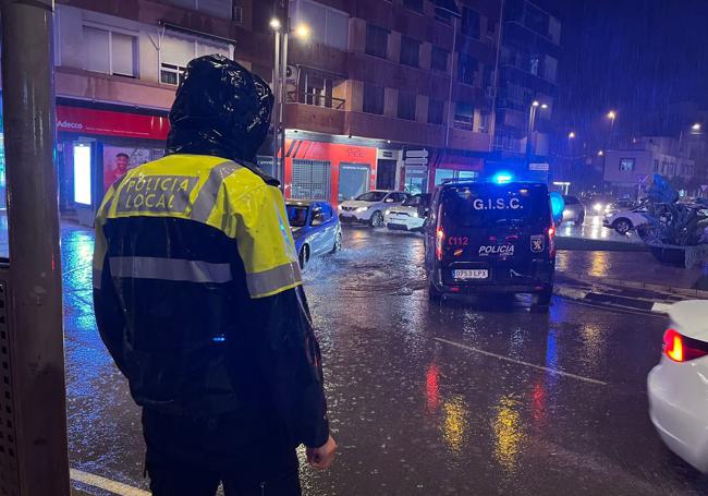 Un agente de la Policía Local de Lorca supervisa el tráfico ante la acumulación de agua por la lluvia, este martes por la noche.