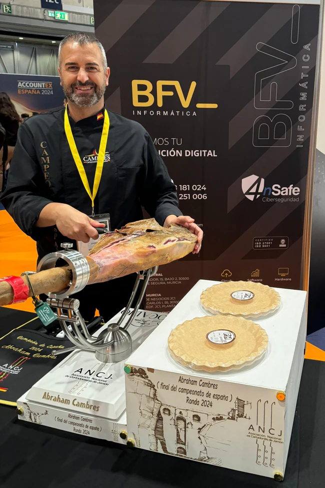 Abraham Cambres, campeón de España de Cortadores de Jamón 2024, hizo las delicias de los visitantes del estand de BFV Informática con varios platos de jamón recién cortado.