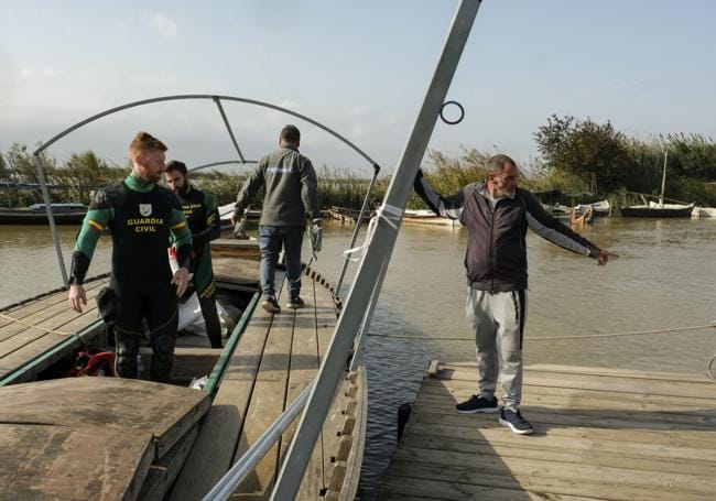 Los GEAS de la Guardia Civil llegan al embarcadero de El Palamar tras rastrear por La Albufera