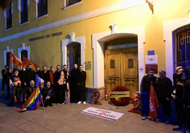 La protesta, frente a la puerta de los servicios municipales de salud, donde se ubica el 'checkpoint'.