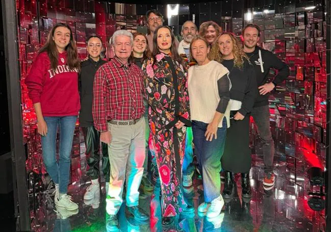 Equipo de 'Imprescindibles' durante el rodaje del documental de Mari Trini con la cantante Luz Casal.