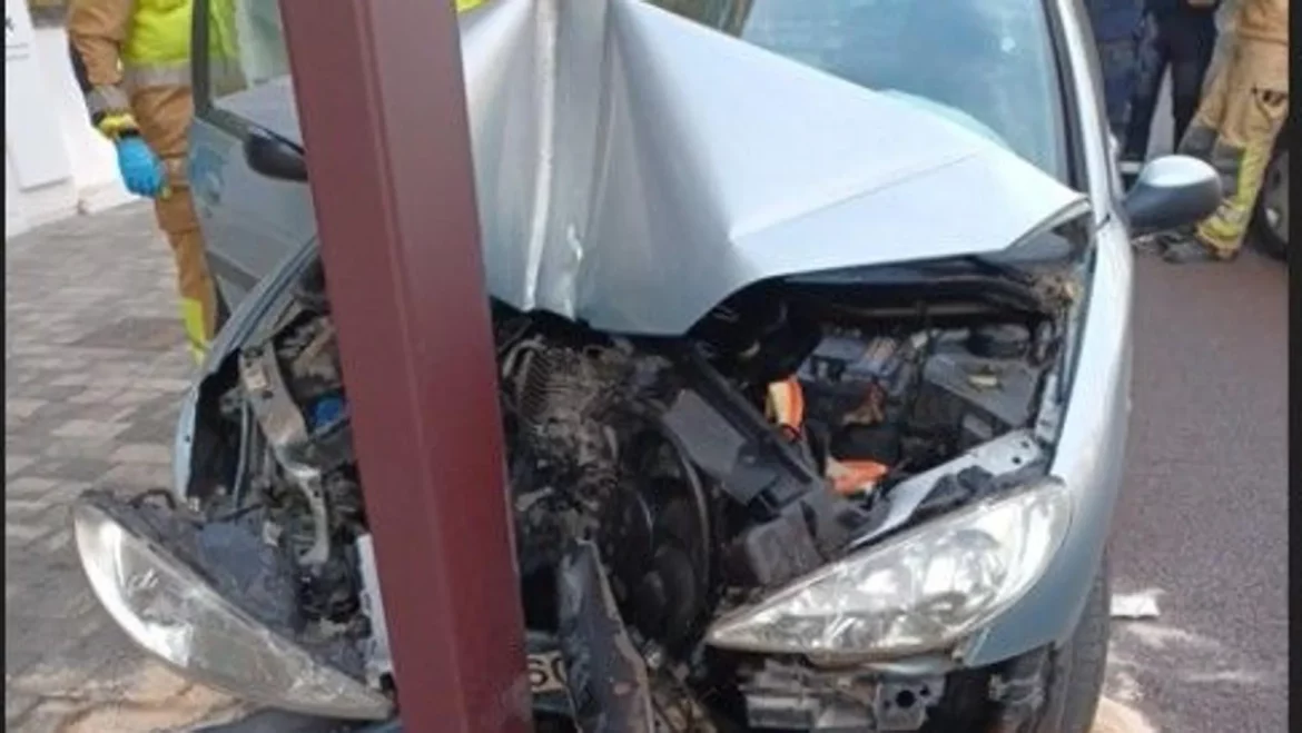 Tres heridos al chocar contra una farola en Murcia