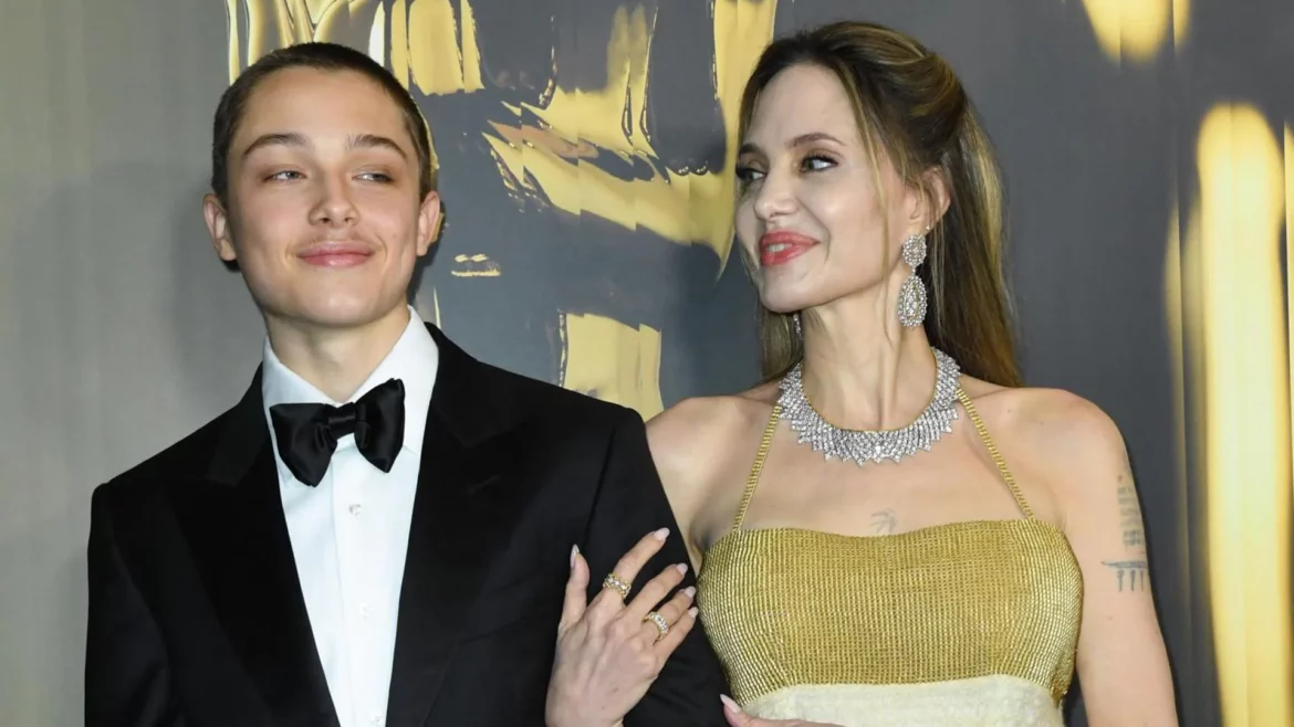 Knox da la sorpresa y posa junto a su madre, Angelina Jolie