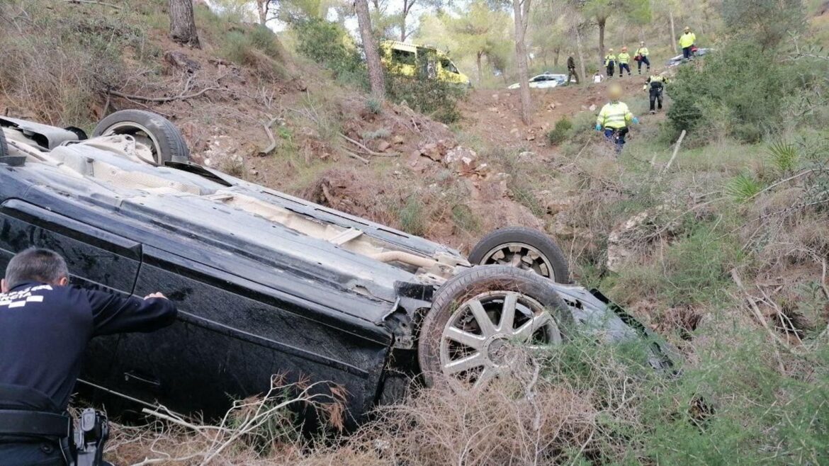 Rescatan a un conductor tras caer por un barranco en la Cresta del Gallo de Murcia