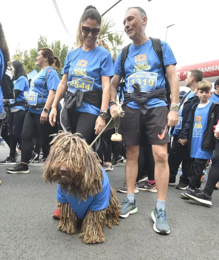 Imagen secundaria 2 - Participantes en la carrera solidaria 'Muévete x Valencia' celebrada este domingo en Murcia.