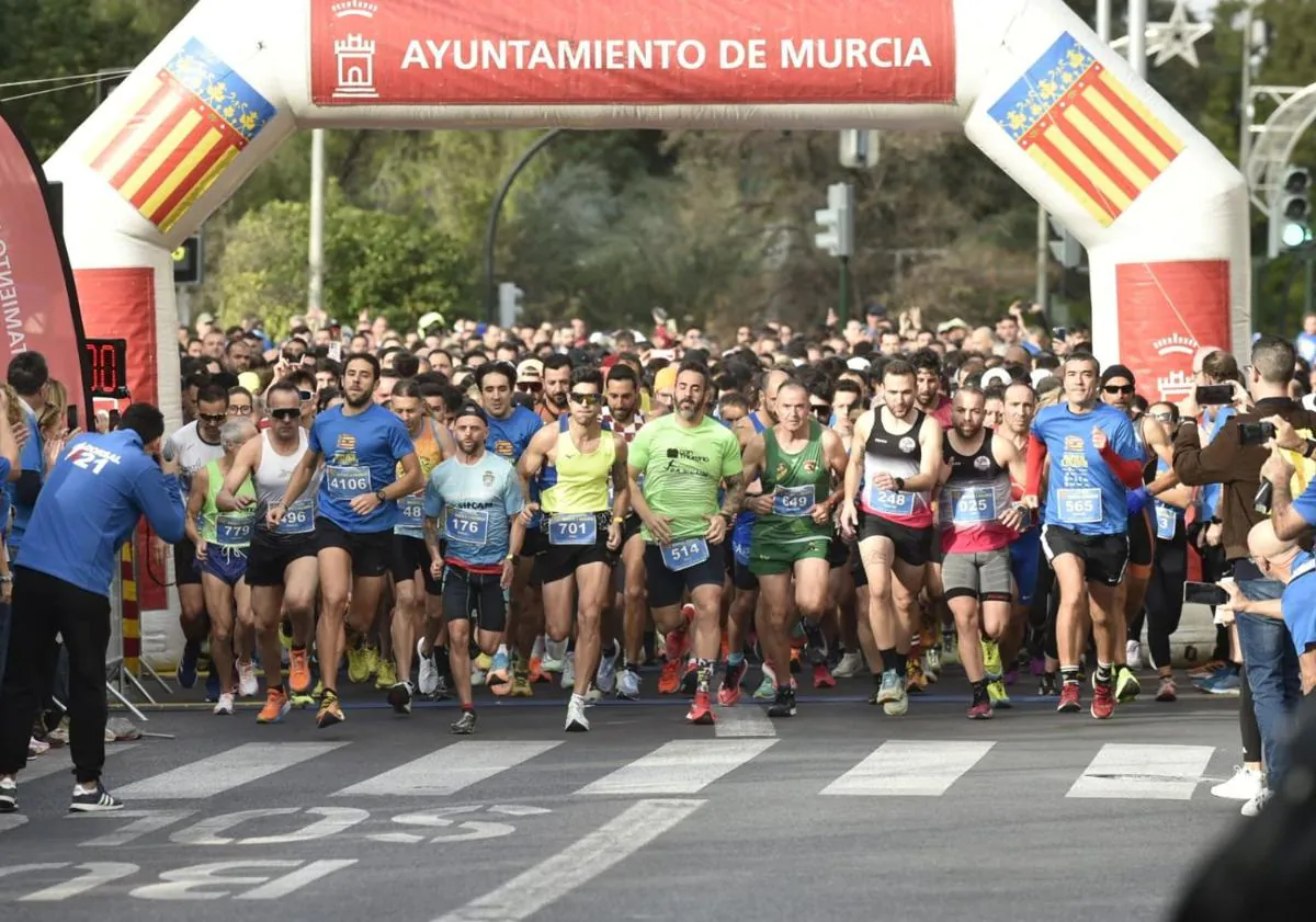 Imagen principal - Participantes en la carrera solidaria 'Muévete x Valencia' celebrada este domingo en Murcia.