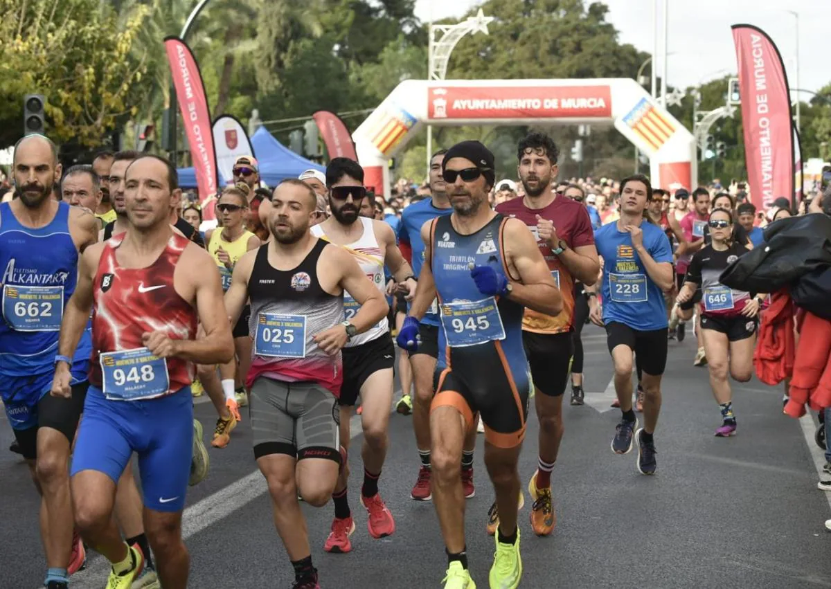 Imagen secundaria 1 - Participantes en la carrera solidaria 'Muévete x Valencia' celebrada este domingo en Murcia.