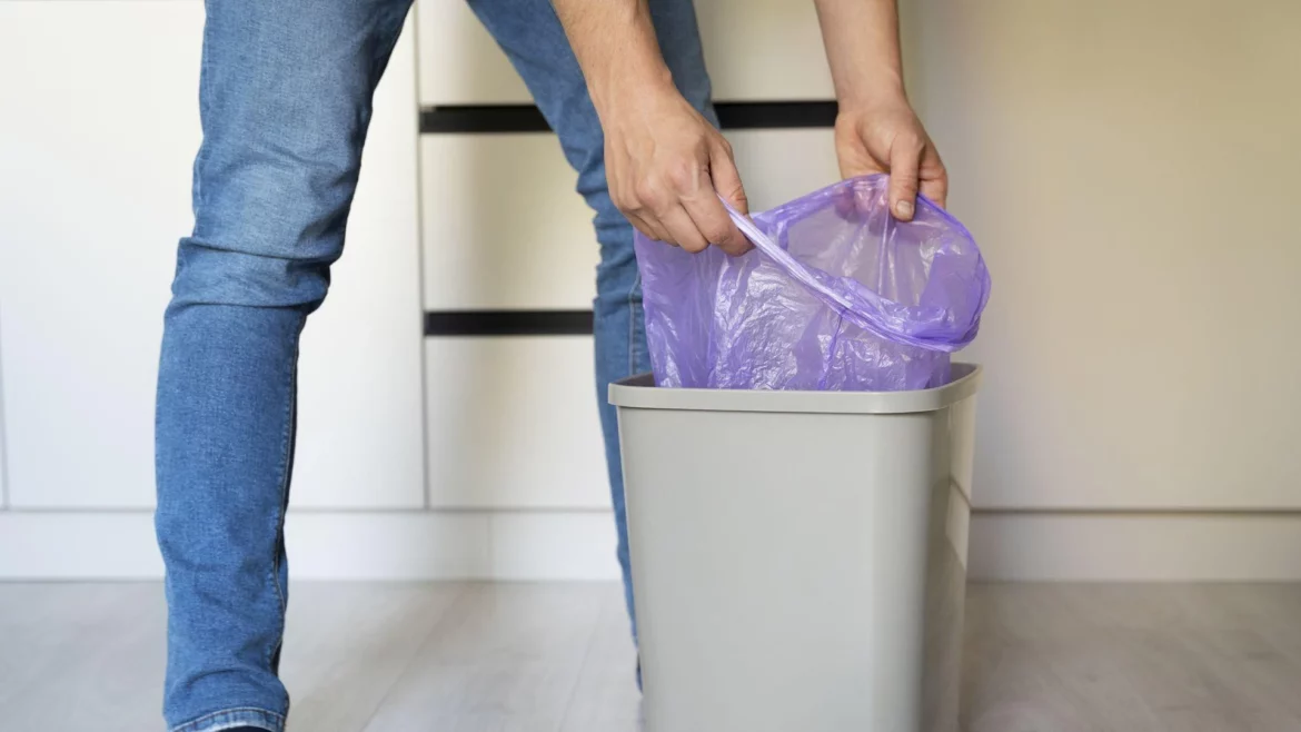 Probablemente has puesto mal la bolsa de basura toda la vida: esta es la manera correcta de hacerlo