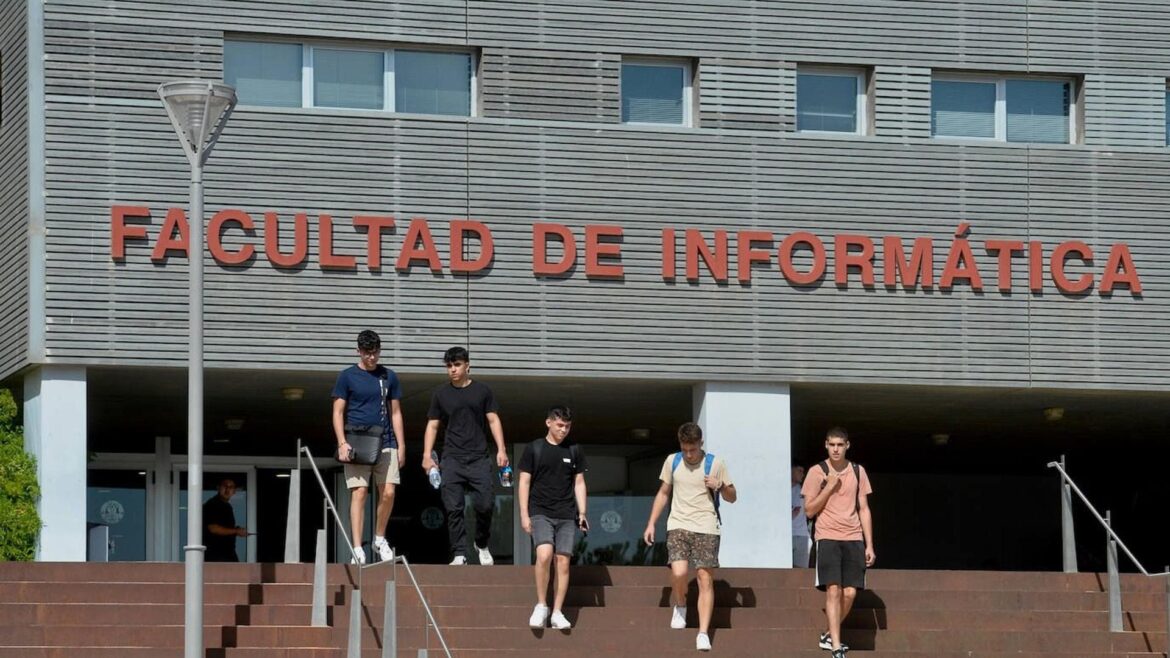 La Comunidad convoca dos becas de 1.300 euros al mes para recién titulados