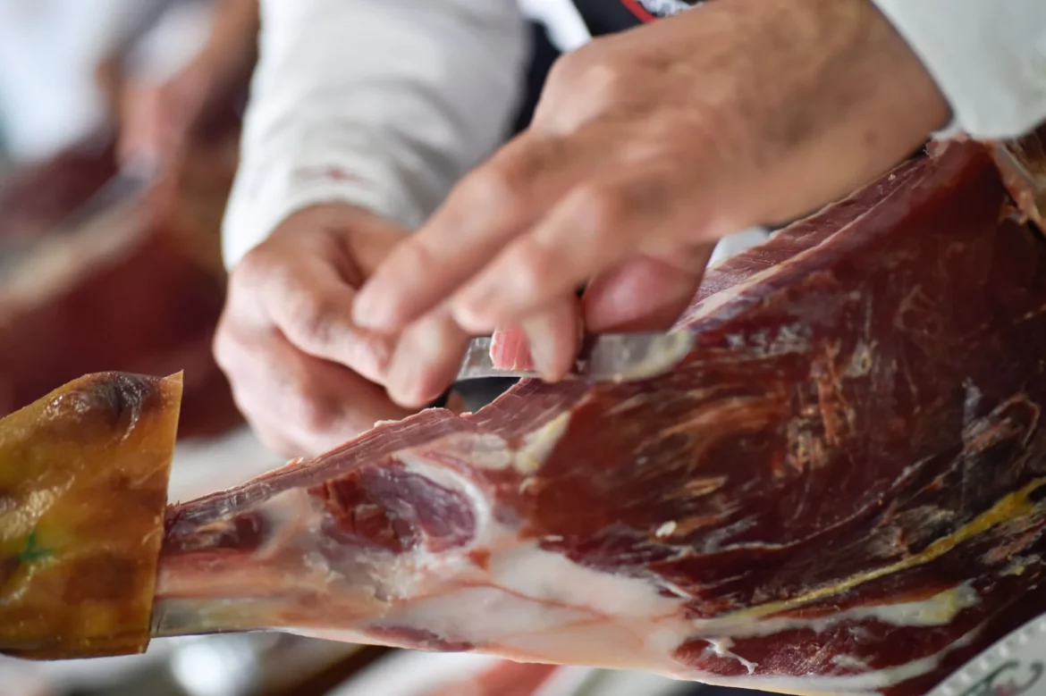 Platos de jamón a 5 euros para ayudar a los damnificados por la DANA