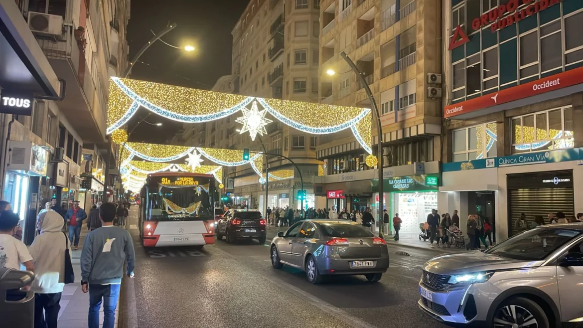 La luces tradicionales de la Navidad ya iluminan Murcia