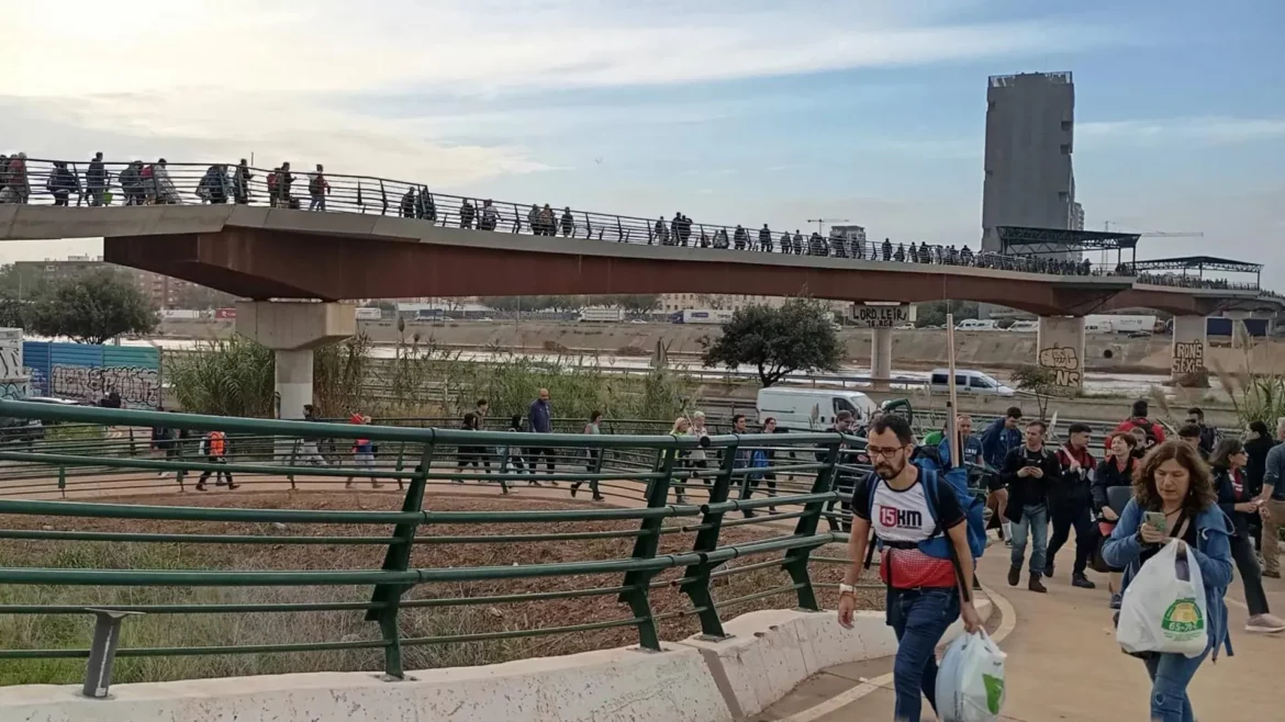 Una oleada de solidaridad avanza hacia el infierno del sur de Valencia