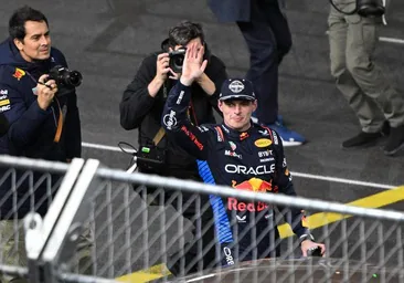 Russell pone el champán en la coronación de Verstappen