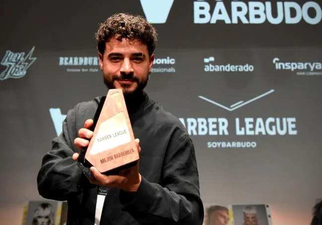 Alberto Madrona posa con el galardón concedido en la gala celebrada el pasado 1 de diciembre en el Auditorio Cartuja de Sevilla.