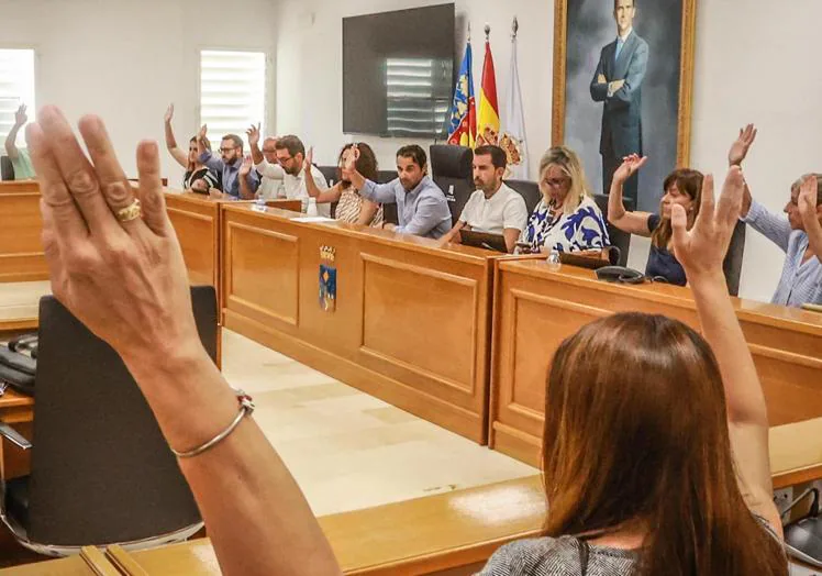 Los concejales votan durante una sesión plenaria, en una imagen de archivo.