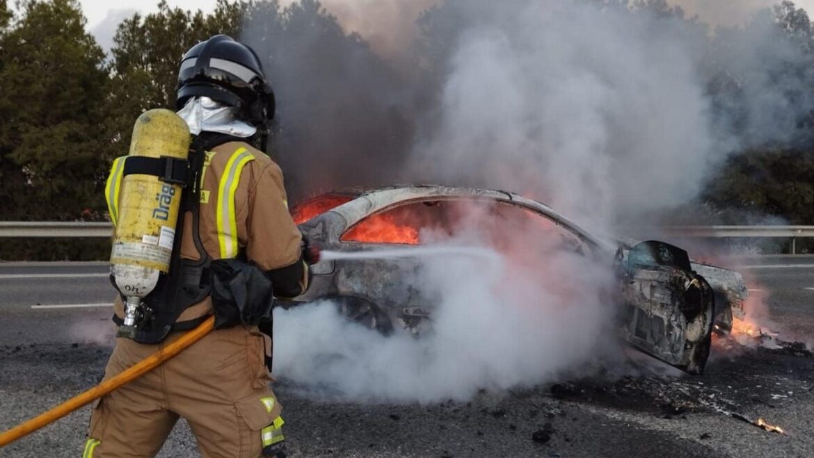 Arde un coche de la Policía Local de Lorca en plena madrugada