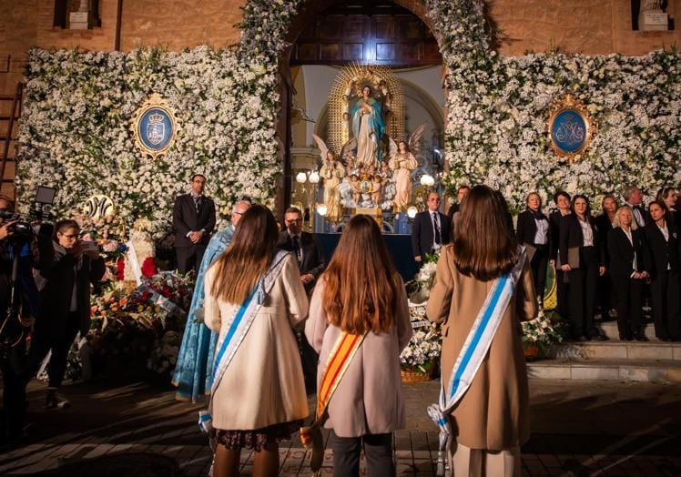 La Corte Salinera entrega sus flores a la Purísima.