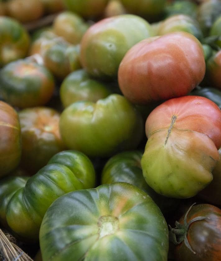 Imagen secundaria 2 - Mostrador de pescados y mariscos en Verónicas, cigalas ofertadas en el puesto Pescados y Mariscos Cristóbal y tomates raf a la venta en la Frutería Pedro Ortín,