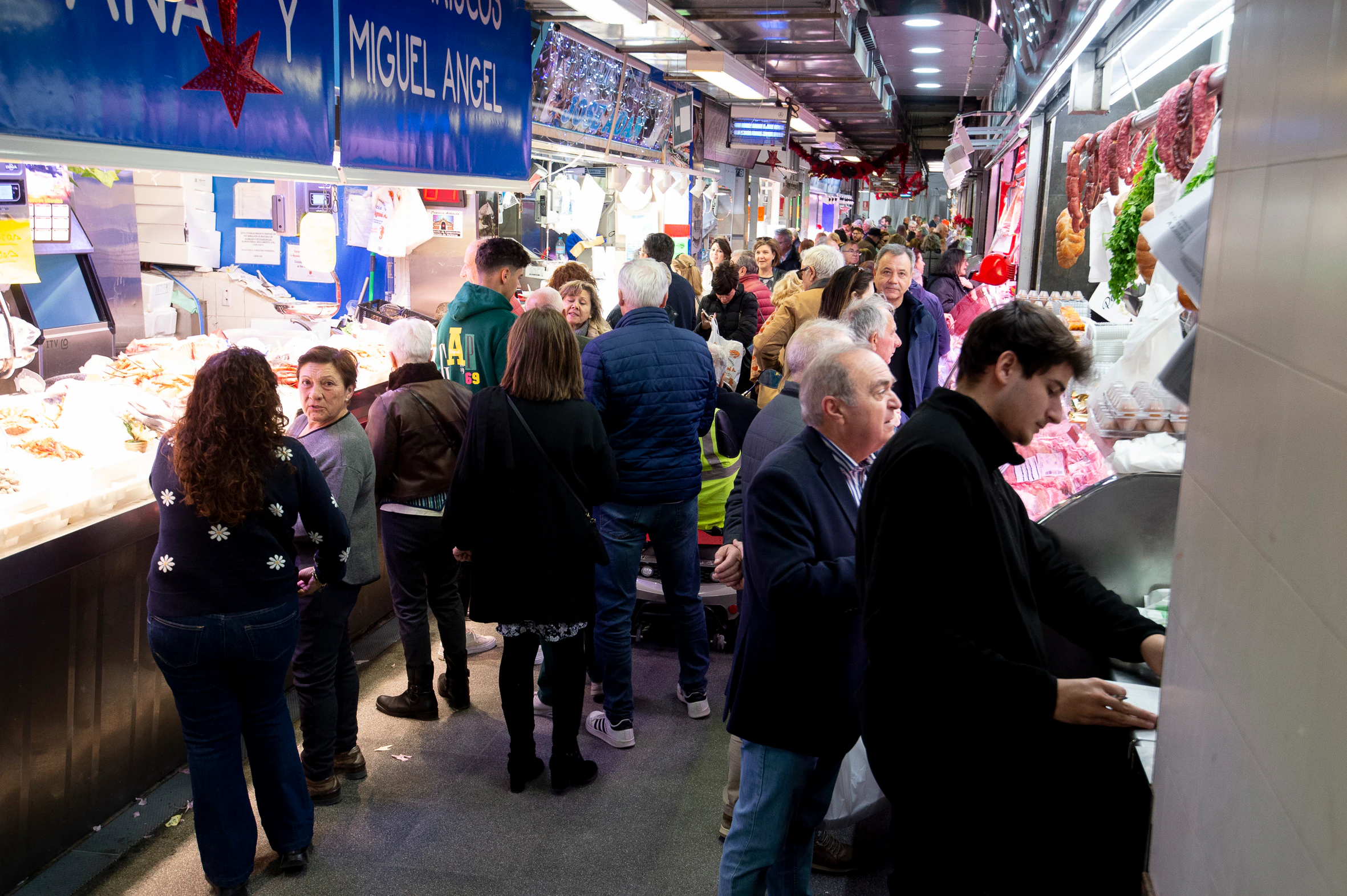 Clientes realizando compras de última hora para celebrar Nochebuena y Navidad, este lunes por la mañana, en la murciana plaza de abastos de Vérónicas.