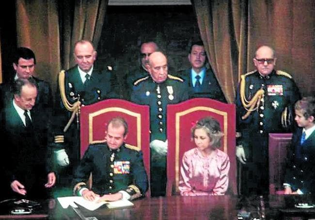 El Rey Juan Carlos I firma el texto constitucional en el Congreso.