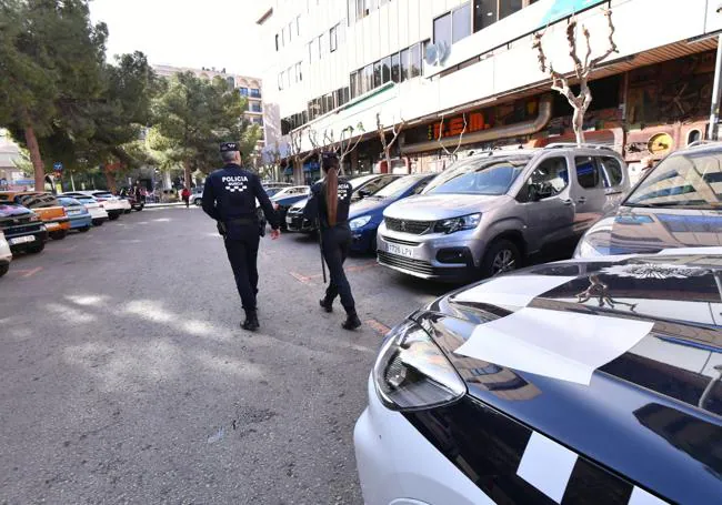 Dos agentes municipales estacionan su vehículo junto a la galería comercial y hacen ronda.