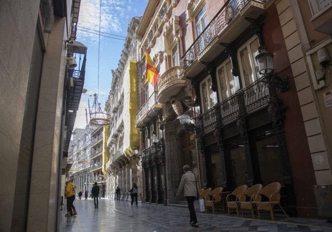 Fachada de la calle Mayor. Viandantes pasan frente al Palacio de Casa Tilly, de finales del siglo XVIII y catalogado BIC.