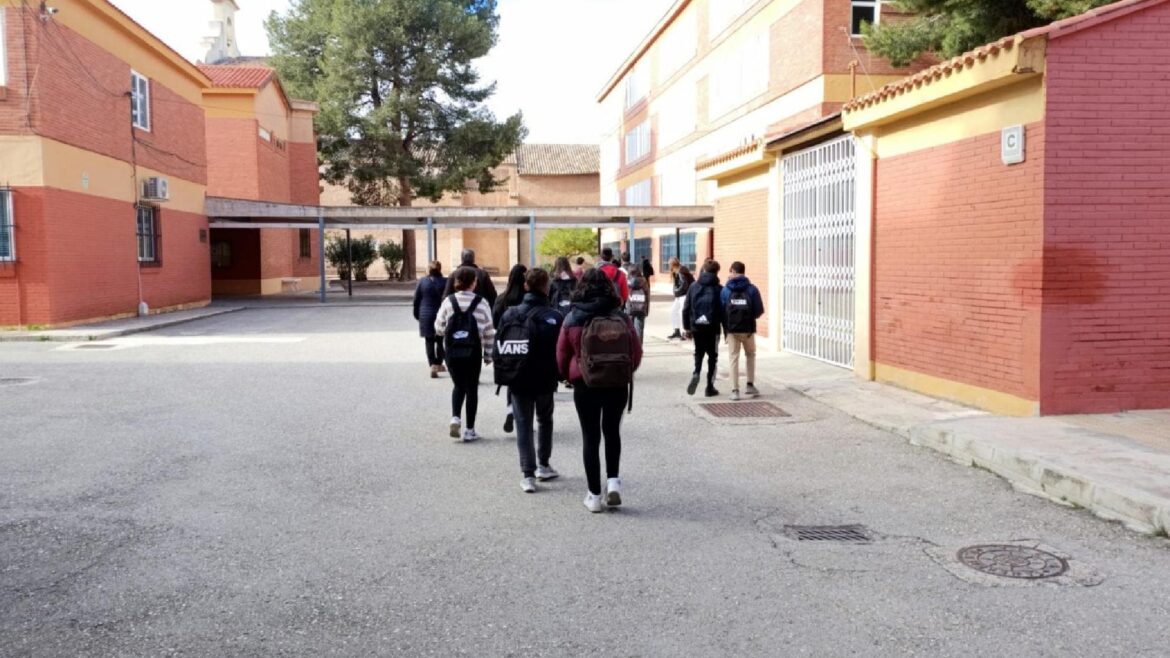 Sin dinero para la calefacción: a clase con camiseta térmica y guantes