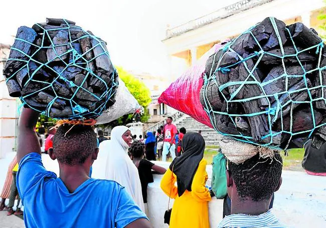 un grupo de mozambiqueños trabajando.