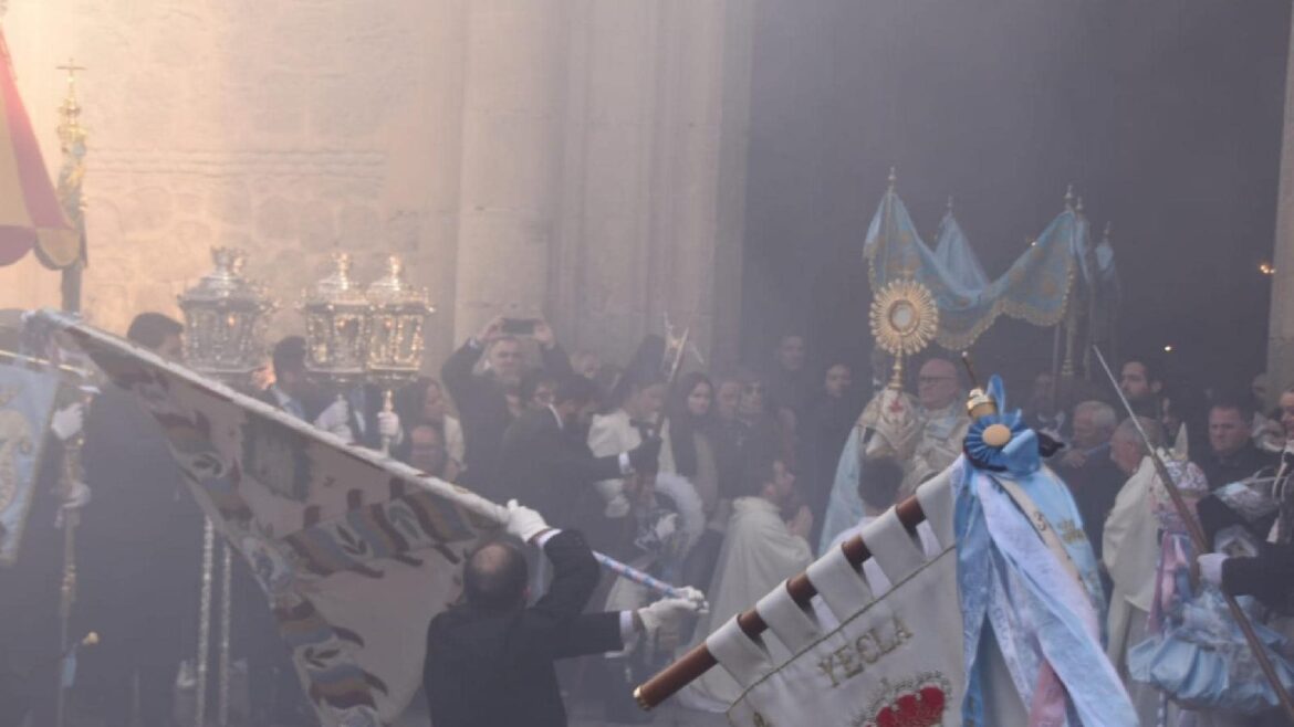 Los arcabuceros escoltan a la Virgen del Castillo de Yecla en el regreso a su santuario